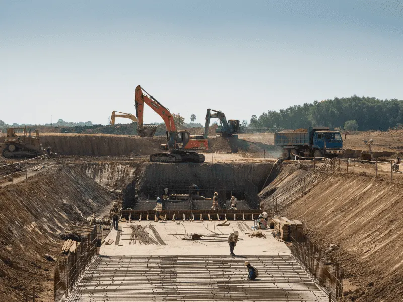Großbaustelle im Tiefbau mit Baggern