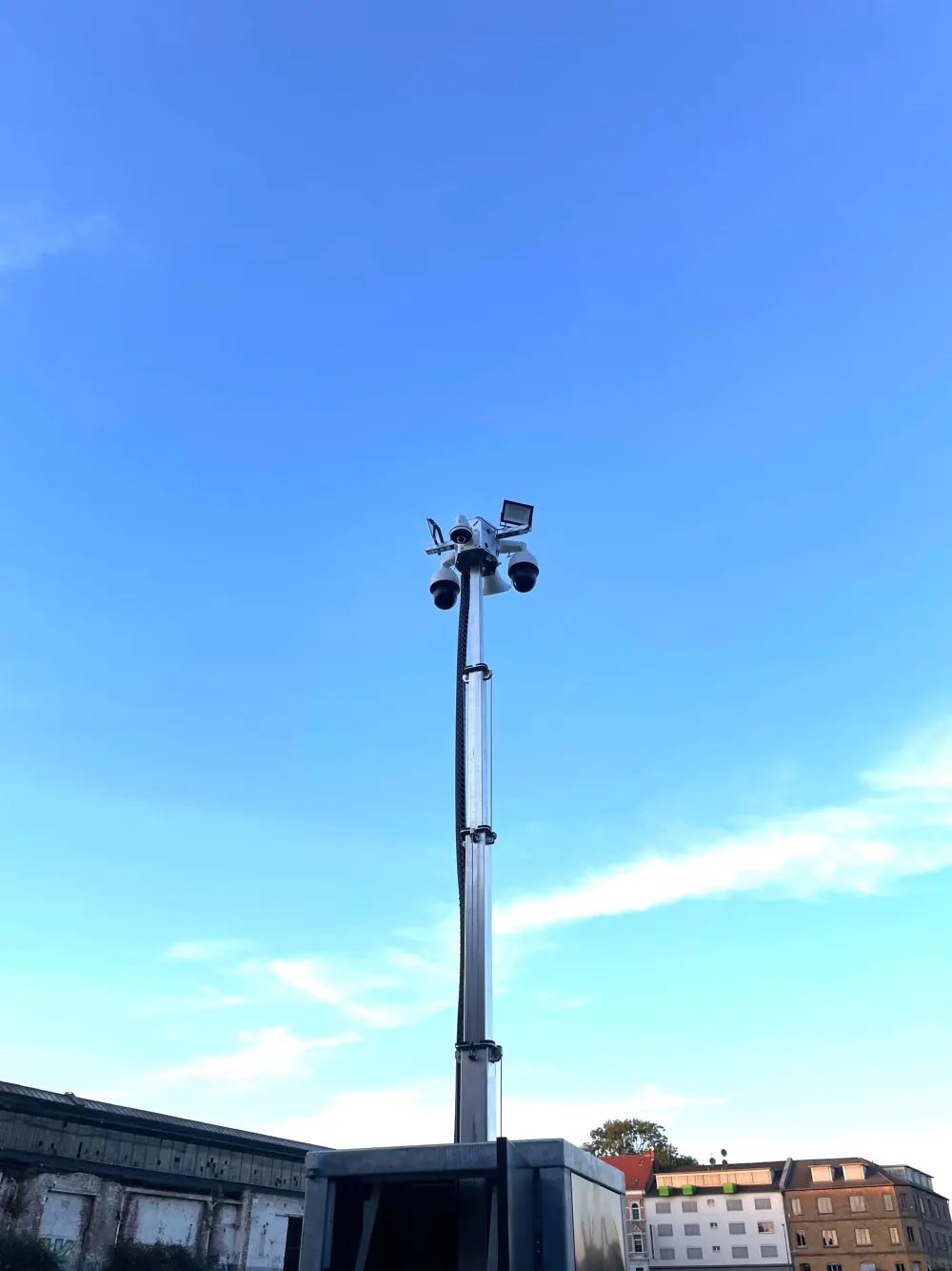 Ausgefahrener Teleskopmast eines LiveTower Videoturms mit Kameras