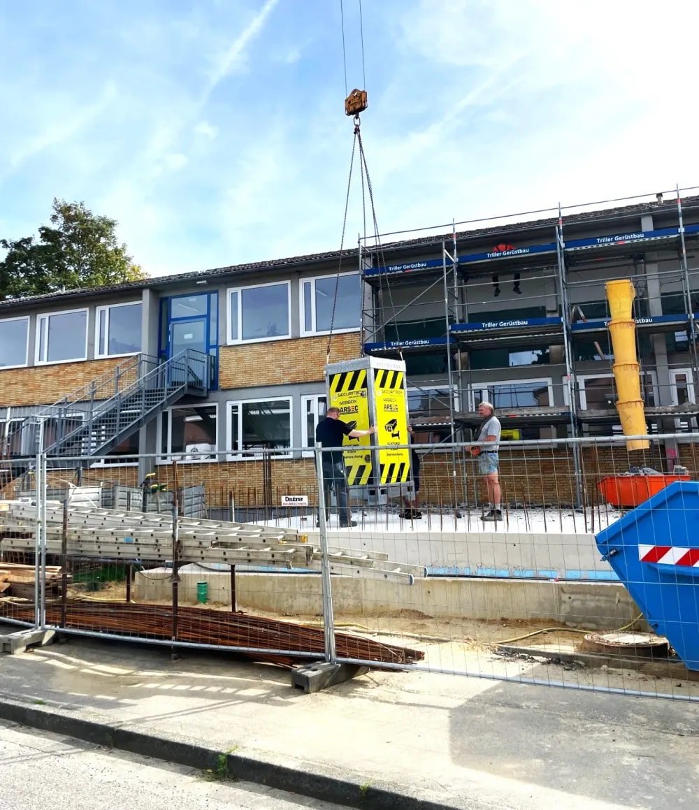 Ein LiveTower Videoturm wird per Kran auf eine Baustelle gehoben